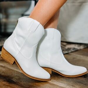 Women’s white‎ Western Booties size 10